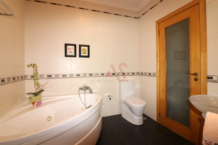 Moradia T4 para Venda em Infias Foto 22