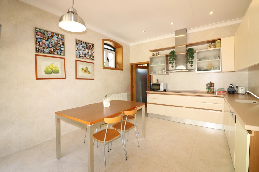 Moradia T4 para Venda em Infias Foto 4