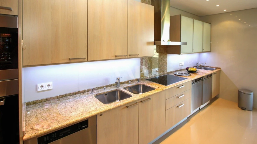 Apartamento T3 para Venda em Quarteira Foto 4