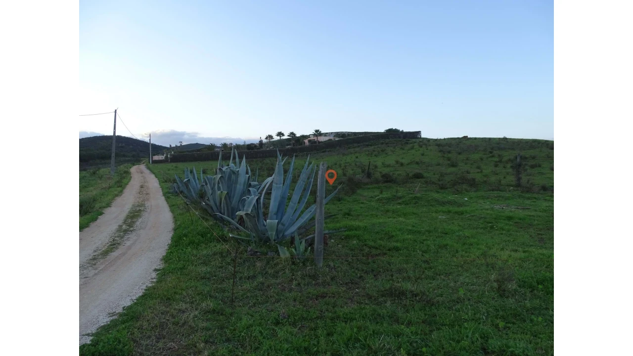 Terreno para Venda em Lagos (São Sebastião e Santa Maria) Foto 1