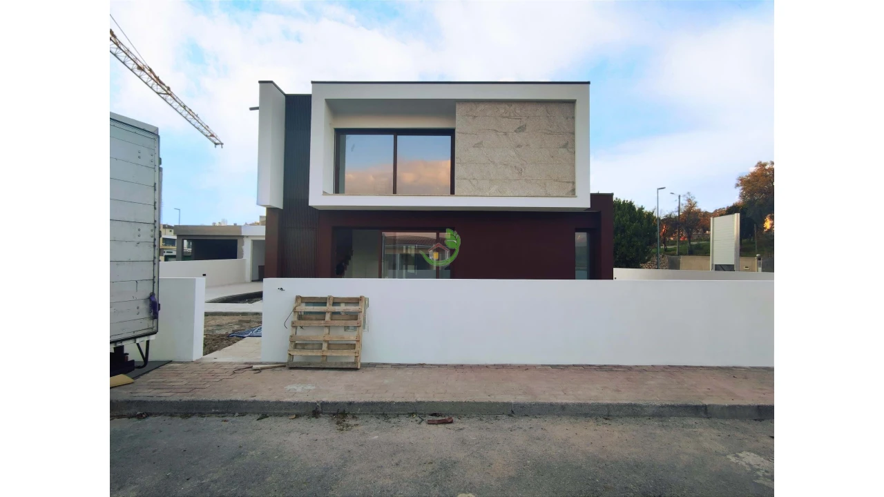 Moradia T3 para Venda em Fonte Arcada e Oliveira Foto 1