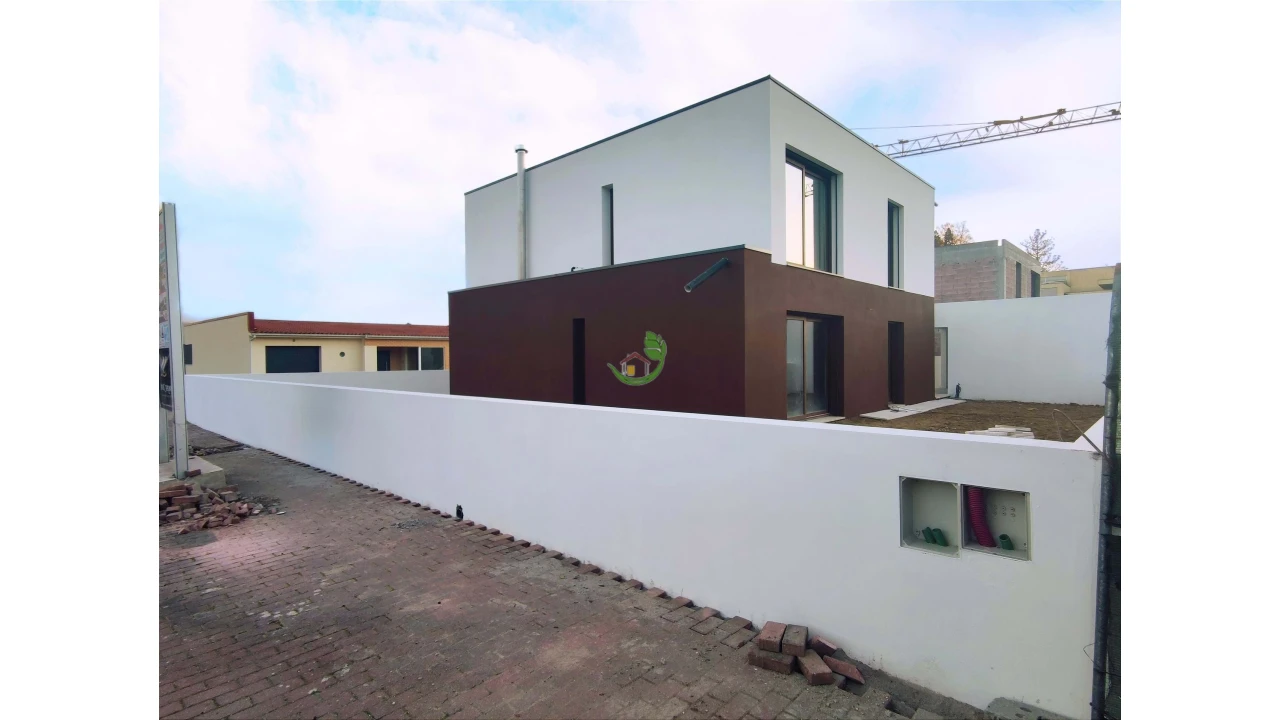 Moradia T3 para Venda em Fonte Arcada e Oliveira Foto 4