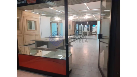 Loja para Venda em Lordelo do Ouro e Massarelos