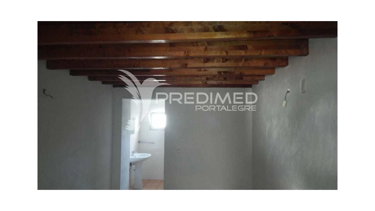 Moradia T2 para Venda em Comenda Foto 3