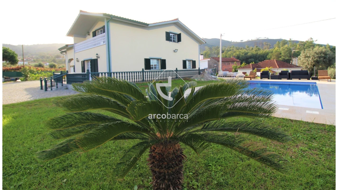 Moradia T5 para Venda em Rebordões (Santa Maria) Foto 1