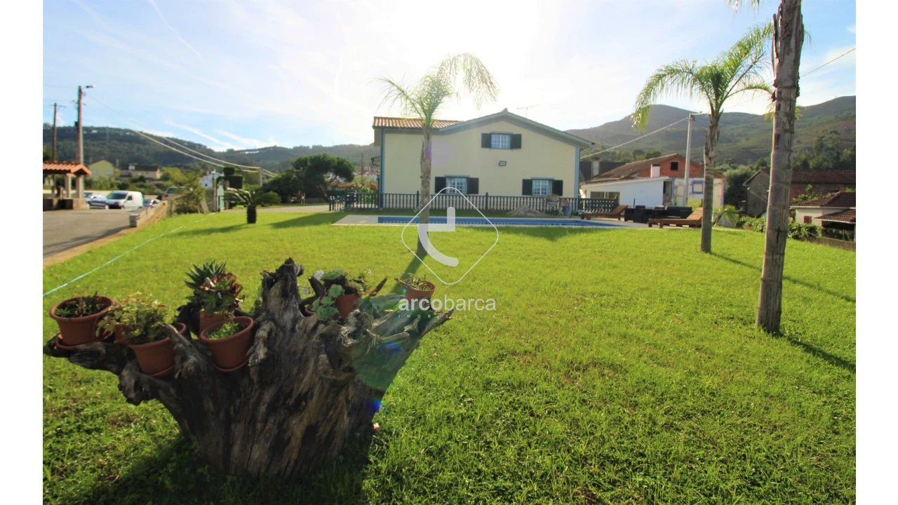 Moradia T5 para Venda em Rebordões (Santa Maria) Foto 10