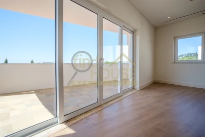 Moradia T4 para Venda em Queluz e Belas