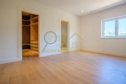 Moradia T4 para Venda em Queluz e Belas