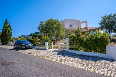Moradia T4 para Venda em Queluz e Belas