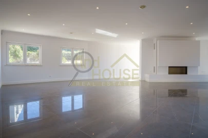 Moradia T4 para Venda em Queluz e Belas