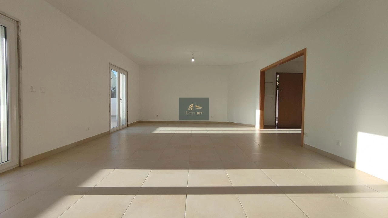 Moradia T4 para Venda em Gaio-Rosário e Sarilhos Pequenos Foto 1