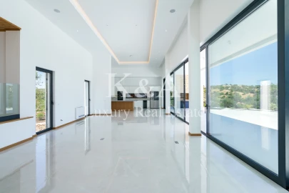 Moradia T4 para Venda em Loule (São Sebastião)