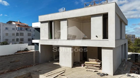 Moradia T4 para Venda em Estômbar e Parchal