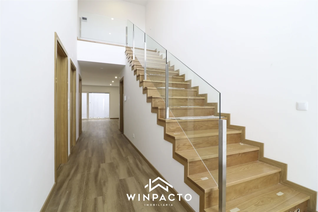 Moradia T4 para Venda em Seia, São Romão e Lapa dos Dinheiros Foto 2