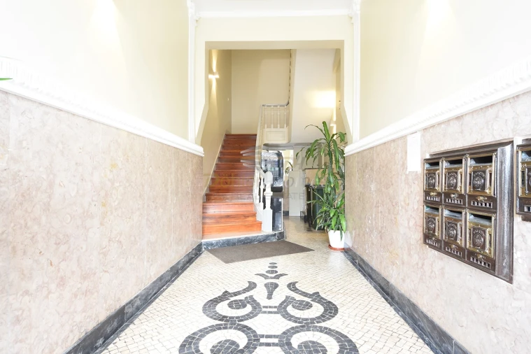 Apartamento T3 para Venda em Alvalade Foto 2