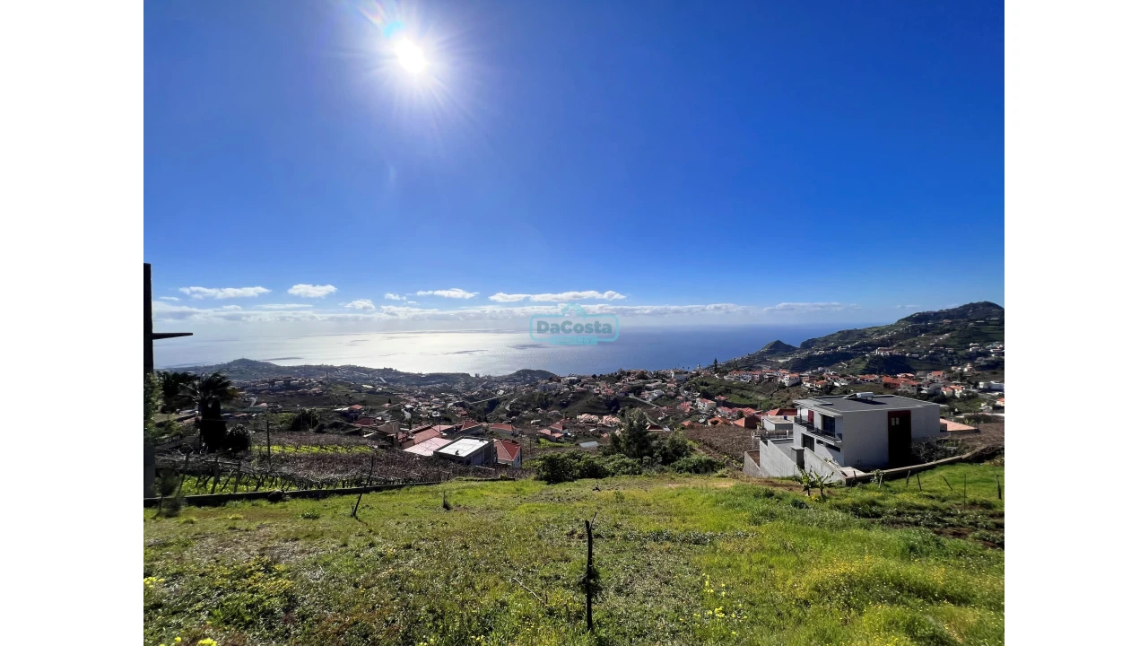 Moradia T4 para Venda em Estreito de Camara de Lobos Foto 1