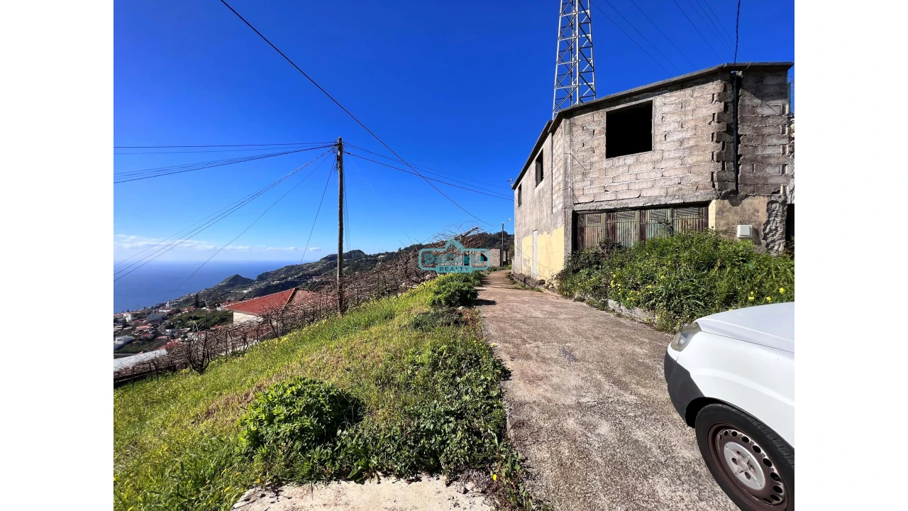 Moradia T4 para Venda em Estreito de Camara de Lobos Foto 3