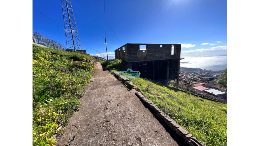 Moradia T4 para Venda em Estreito de Camara de Lobos Foto 6