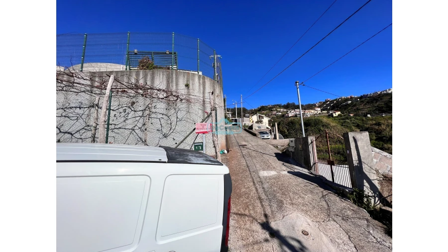 Moradia T4 para Venda em Estreito de Camara de Lobos Foto 4