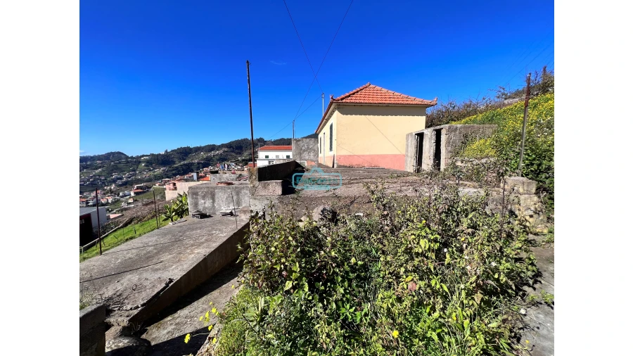 Moradia T4 para Venda em Estreito de Camara de Lobos Foto 8