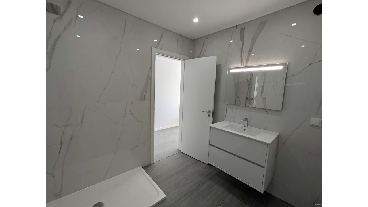 Apartamento T3 para Venda em Quelfes Foto 14