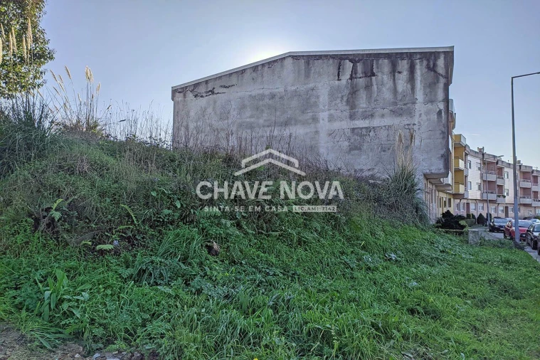 Terreno P/ Prédio para Venda em Nogueira da Regedoura Foto 1