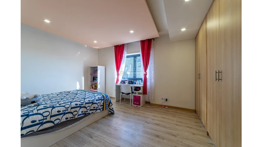 Moradia T5 para Venda em Algés, Linda-A-Velha e Cruz Quebrada-Dafundo Foto 9