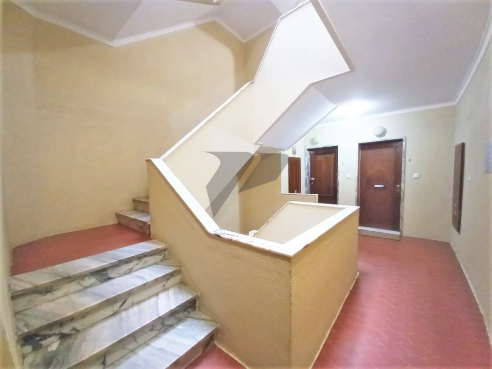 Apartamento T3 para Venda em Charneca de Caparica e Sobreda Foto 3
