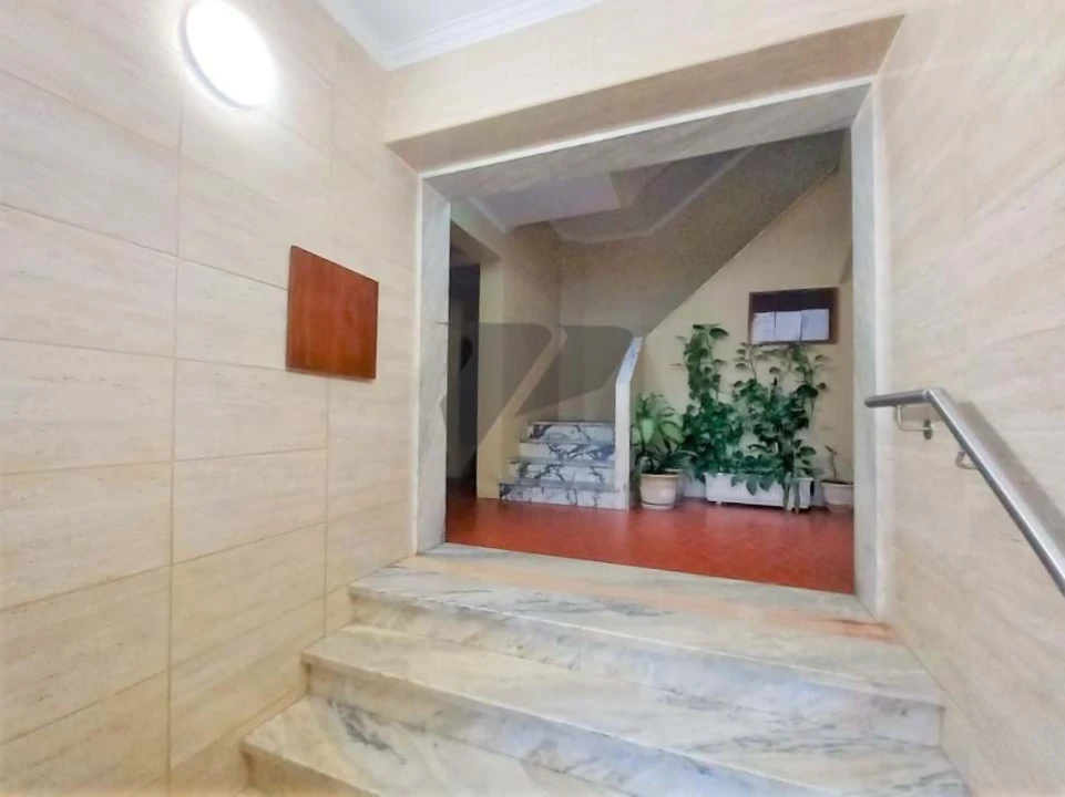 Apartamento T3 para Venda em Charneca de Caparica e Sobreda Foto 1