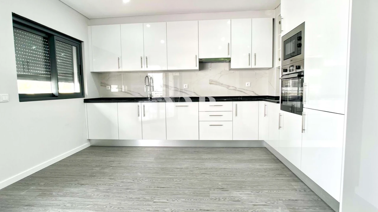 Apartamento T3 para Venda em Quelfes Foto 3