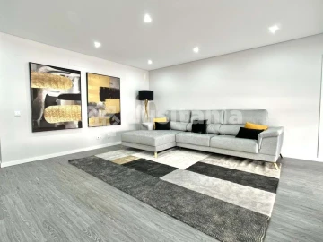 Apartamento T3 para Venda em Quelfes