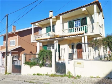 Moradia T3 para Venda em Charneca de Caparica e Sobreda
