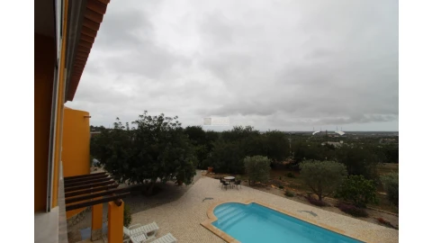 Moradia T6 para Venda em Santa Barbara de Nexe