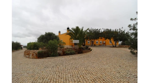 Moradia T6 para Venda em Santa Barbara de Nexe