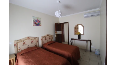 Moradia T6 para Venda em Santa Barbara de Nexe