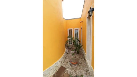 Moradia T6 para Venda em Santa Barbara de Nexe