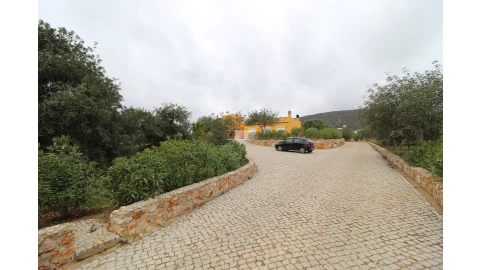 Moradia T6 para Venda em Santa Barbara de Nexe
