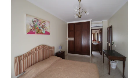 Moradia T6 para Venda em Santa Barbara de Nexe