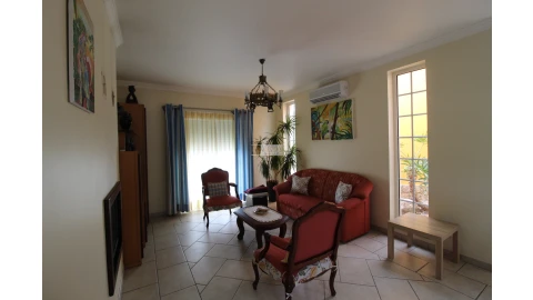 Moradia T6 para Venda em Santa Barbara de Nexe
