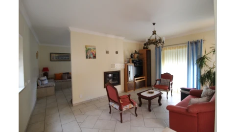 Moradia T6 para Venda em Santa Barbara de Nexe