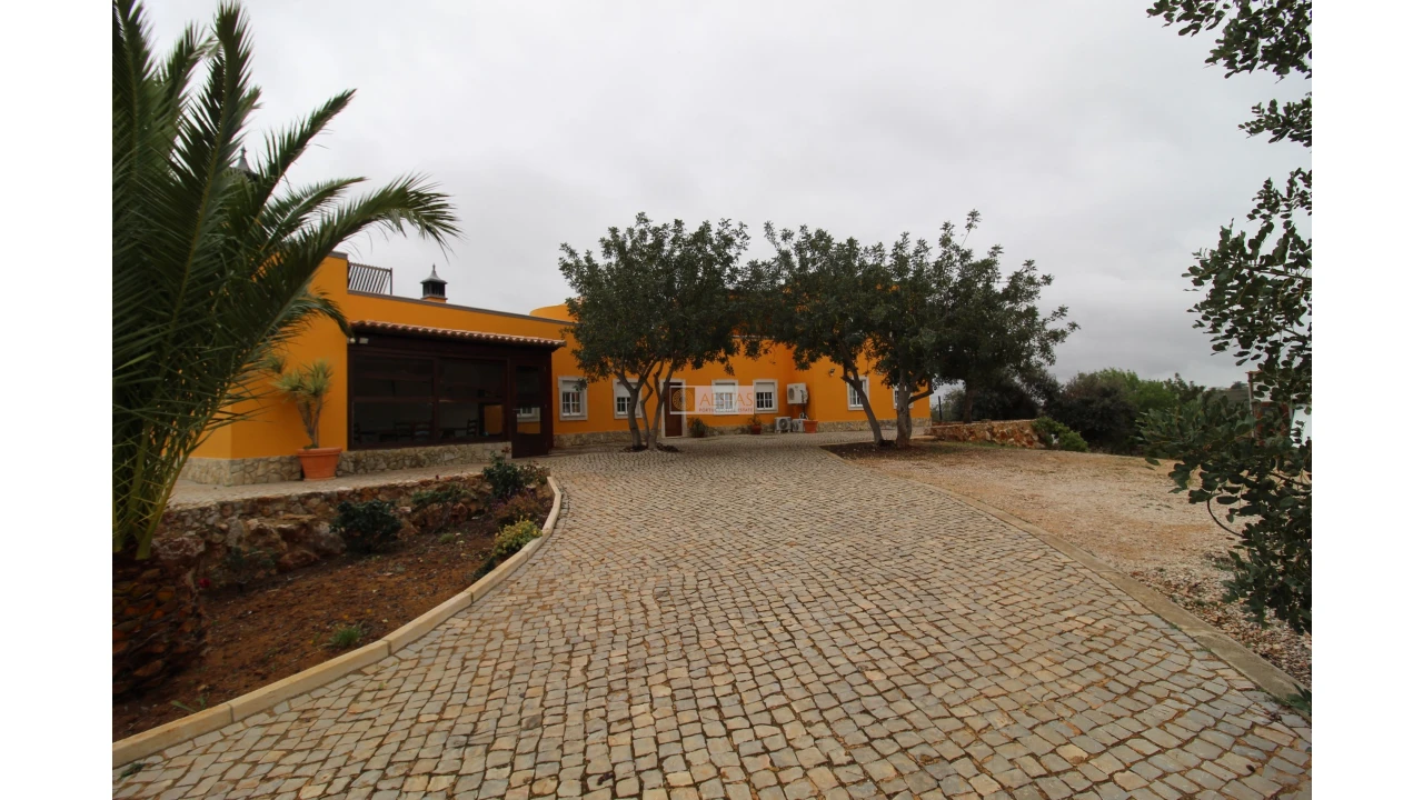 Moradia T6 para Venda em Santa Barbara de Nexe Foto 9