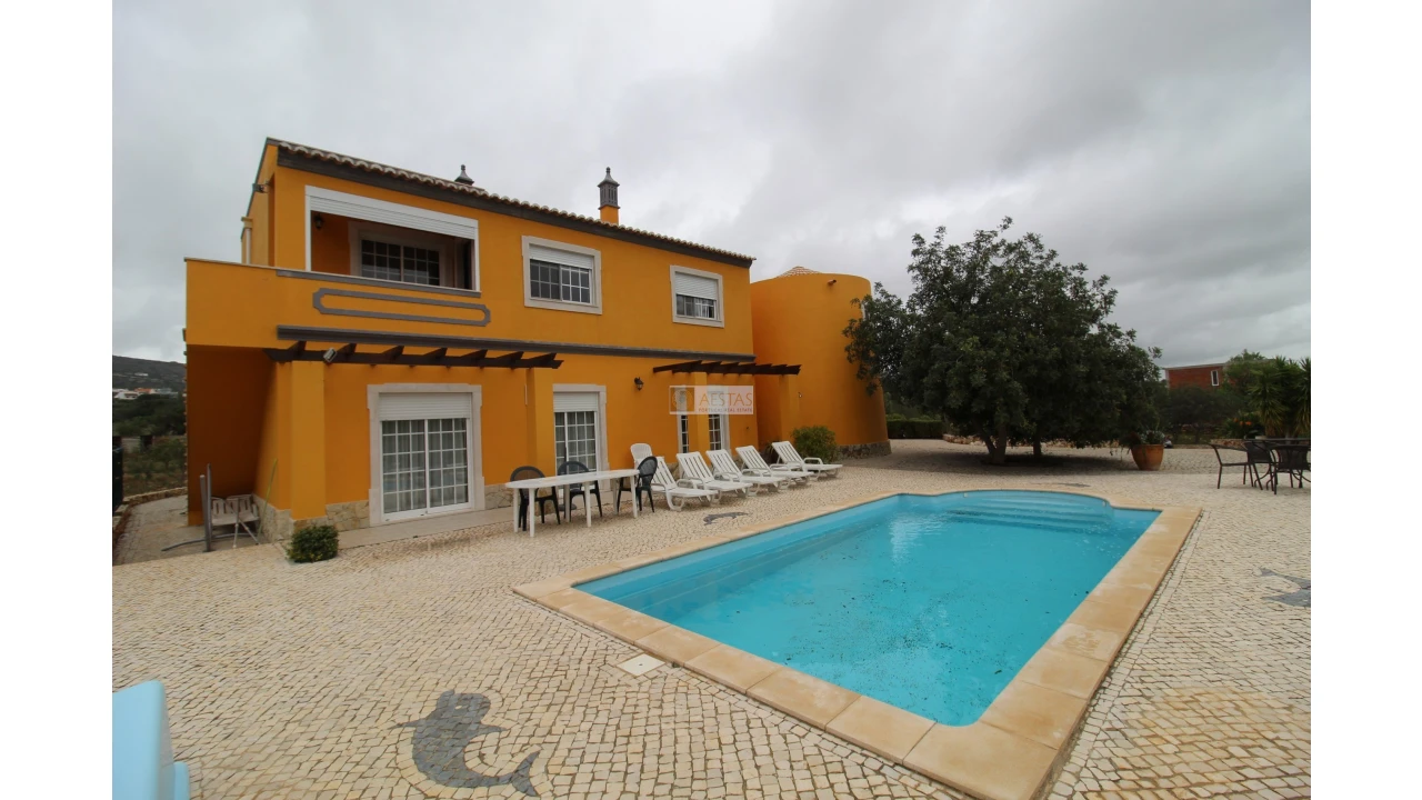 Moradia T6 para Venda em Santa Barbara de Nexe Foto 1