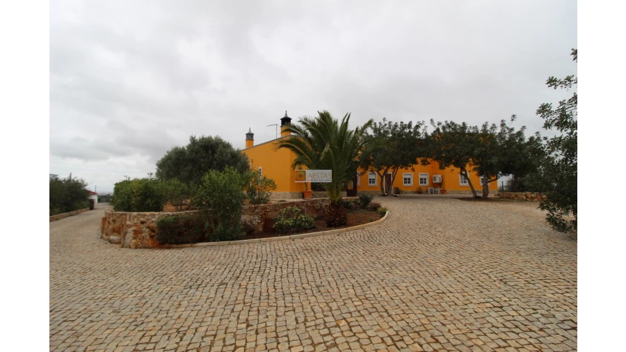 Moradia T6 para Venda em Santa Barbara de Nexe Foto 2