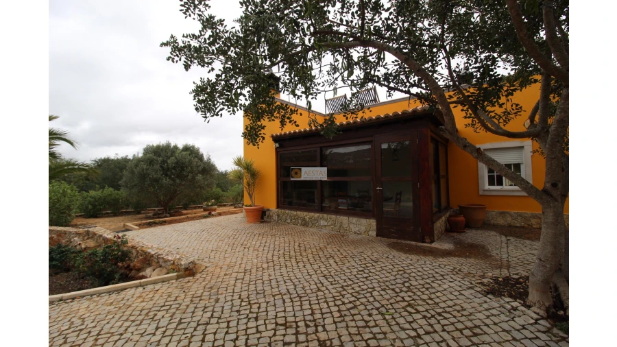 Moradia T6 para Venda em Santa Barbara de Nexe Foto 11