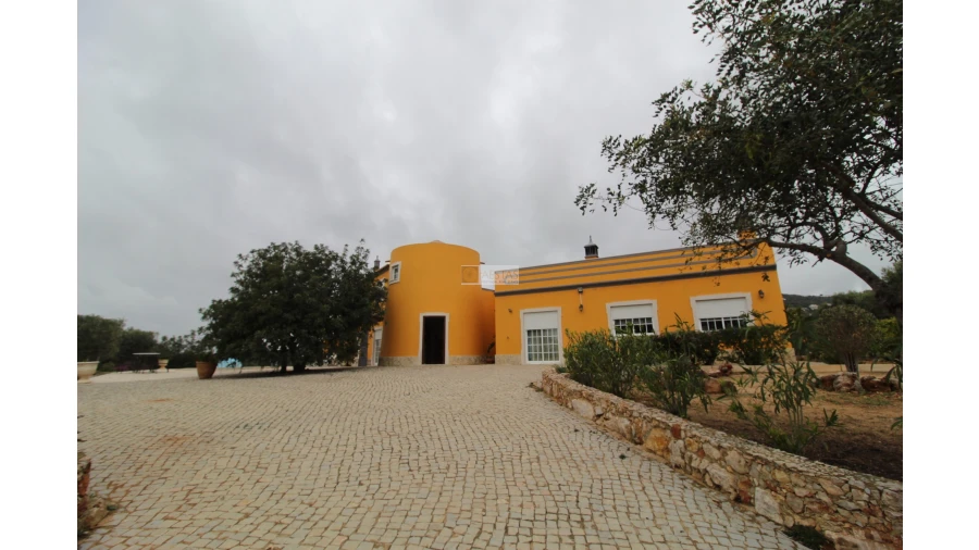 Moradia T6 para Venda em Santa Barbara de Nexe Foto 7