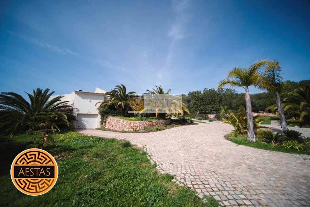 Moradia T3 para Venda em Santa Barbara de Nexe Foto 4