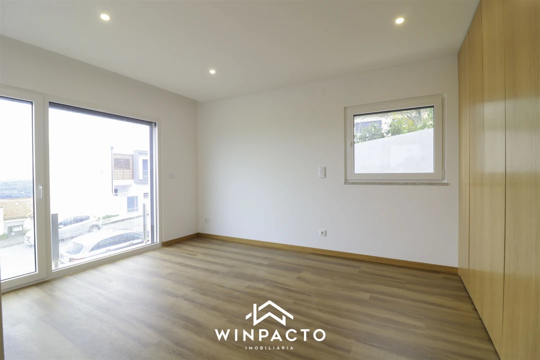 Moradia T4 para Venda em Seia, São Romão e Lapa dos Dinheiros Foto 15