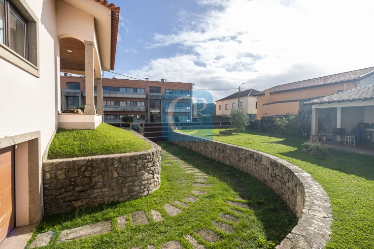 Moradia T4 para Venda em Arvore Foto 43