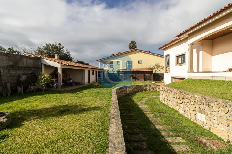 Moradia T4 para Venda em Arvore Foto 48