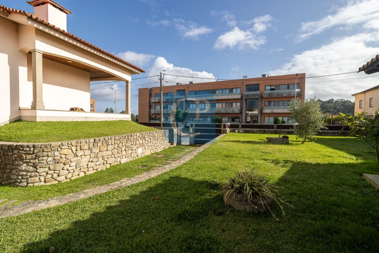 Moradia T4 para Venda em Arvore Foto 46